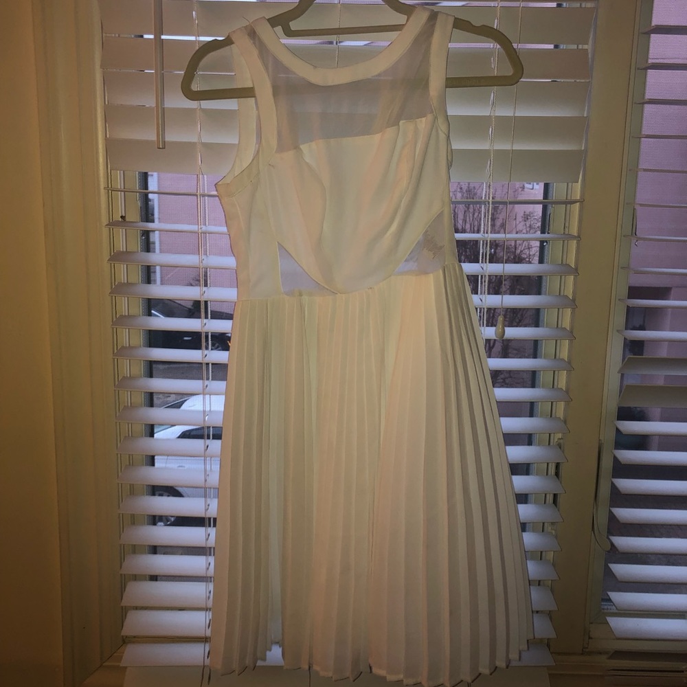 White mini flowy dress